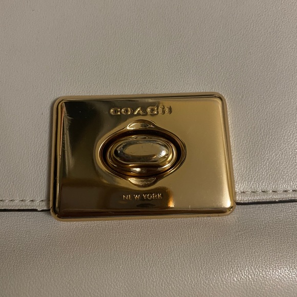 *open pockets
*snap closure
*strap can be shoulder carry and also a crossbody - Picture 4 of 9